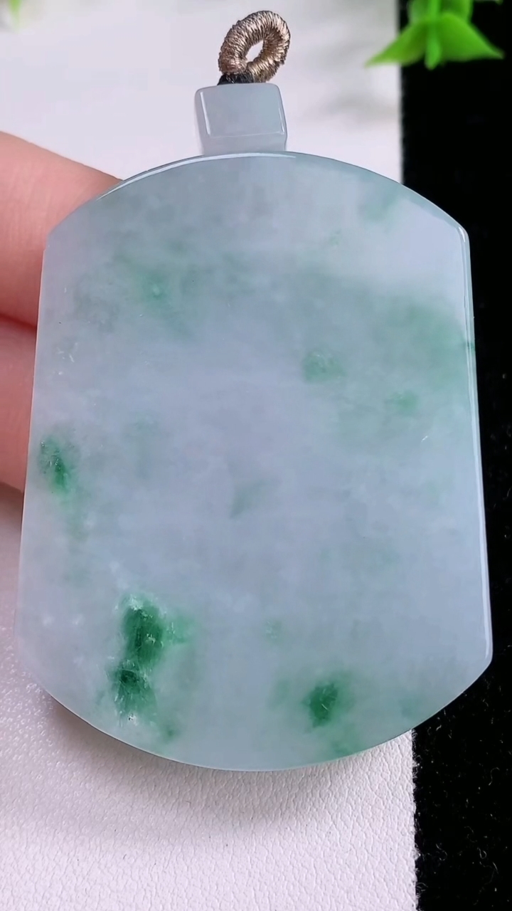 天然A货翡翠飘花无事牌吊坠，尺寸54.3-41.2-6.4，重量:44.21g
3月7日