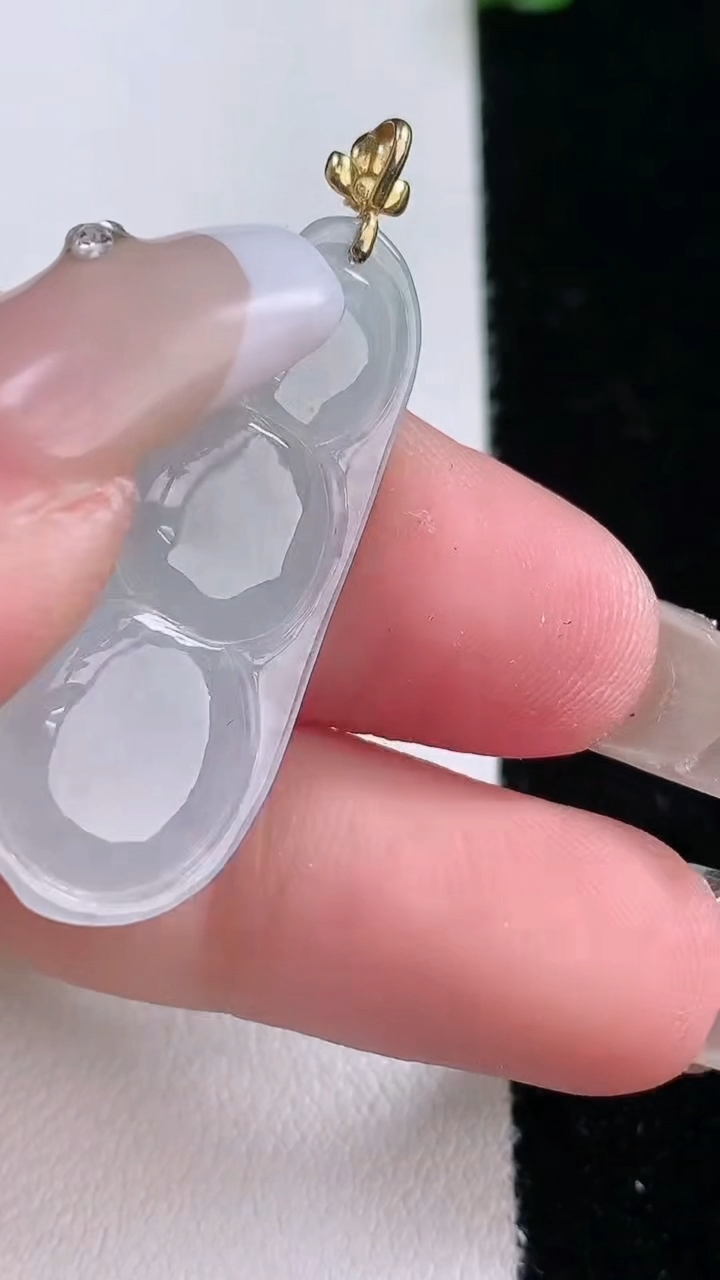 天然A货翡翠福豆吊坠，尺寸33.4-14-5.3，重量:4.38g
3月7日