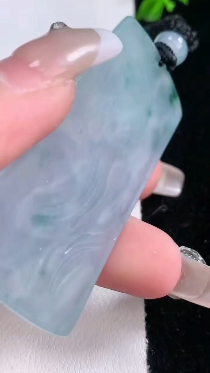 天然A货翡翠种飘花观音菩萨吊坠，尺寸59-27.6-4.8，重量:24.46g
3月7日