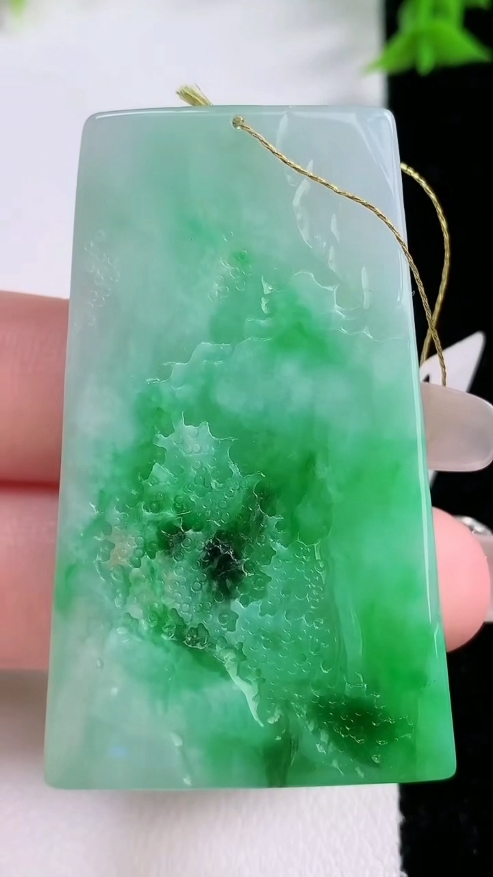 天然A货翡翠山水牌吊坠，尺寸52.8-30.4-4，重量:18.33g
3月7日