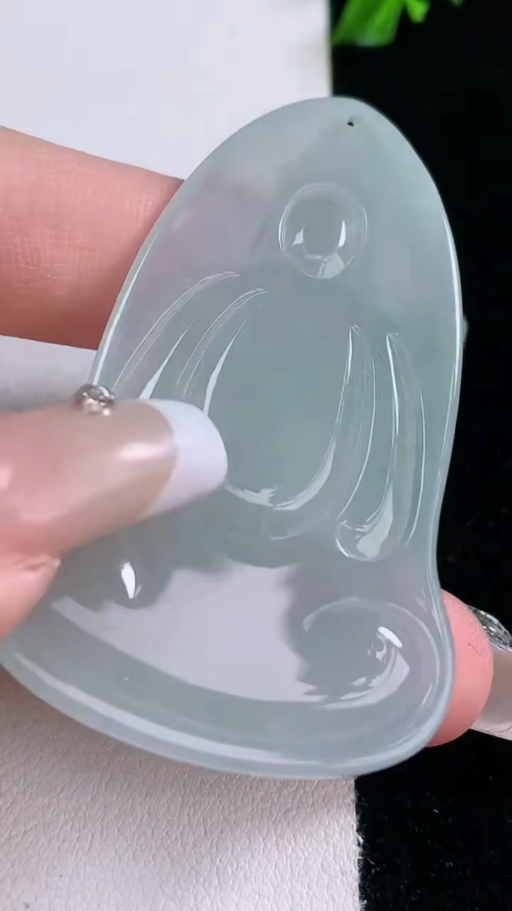 天然A货翡翠观音菩萨吊坠，尺寸57.2-35.7-5.5，重量:21.83g
3月7日