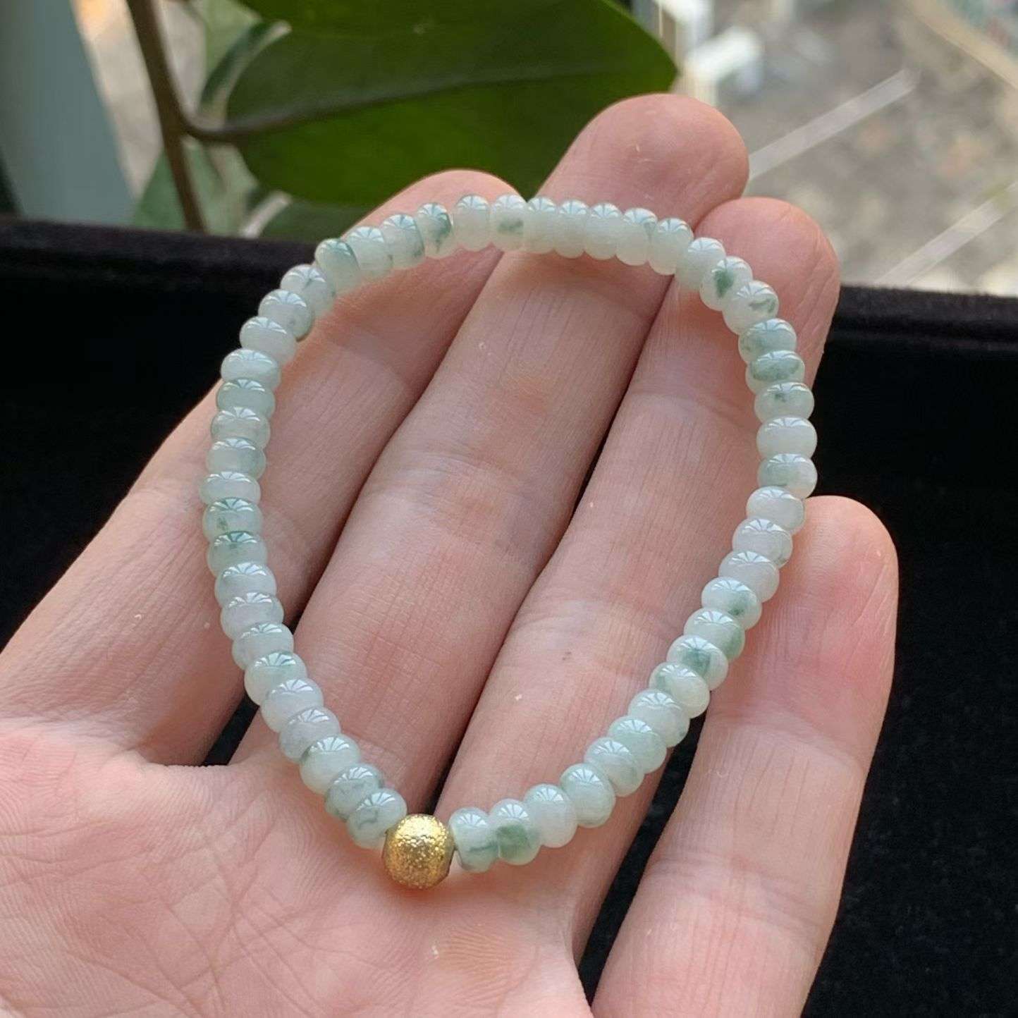 A货天然翡翠冰糯种飘花算盘珠手链52颗重量10.73
3月7日