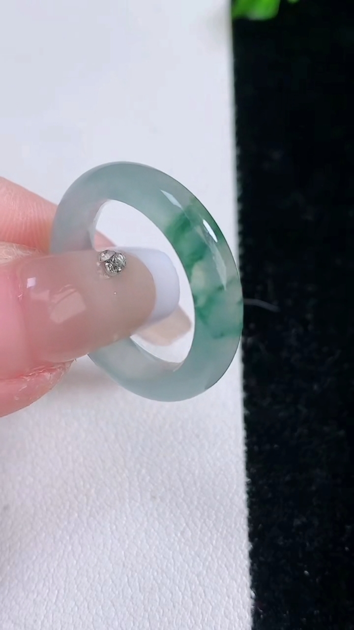 天然A货翡翠冰种飘花指环戒指，尺寸17.5-4.4-3，重量:3.29g2026年3月7日
工厂直销收藏佳品,种好水足，色泽均匀，有种有色，上手高大气！