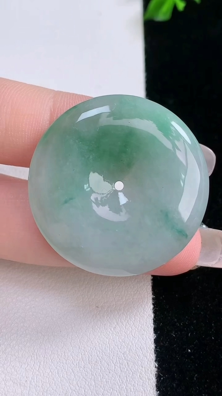 天然A货翡翠平安扣吊坠，尺寸32.4-5.2，重量:12.50g
3月7日