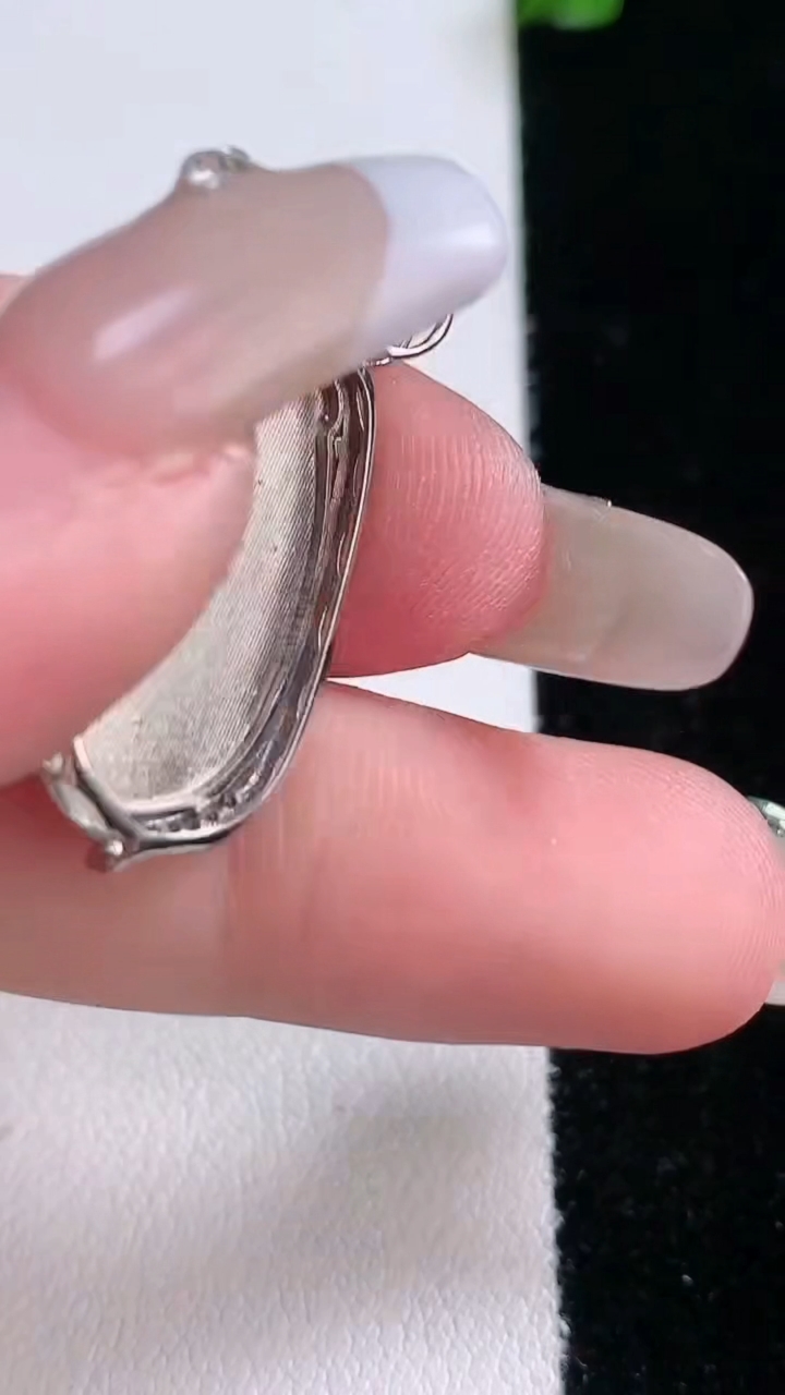 天然A货翡翠福豆吊坠，尺寸29.6-11.4-5.4，裸石19.8-9.3重量:2.81g
3月7日