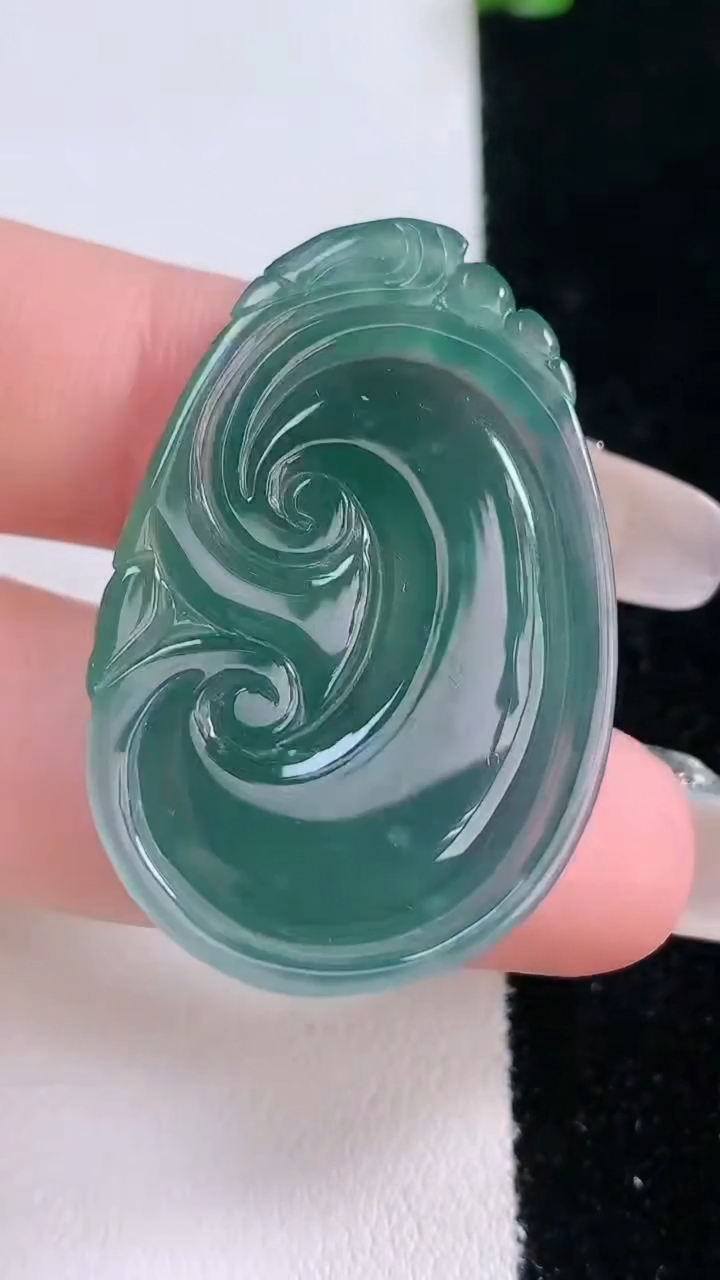 天然A货翡翠如意吊坠，尺寸37.8-23.6-5.4，重量:9.36g
3月7日