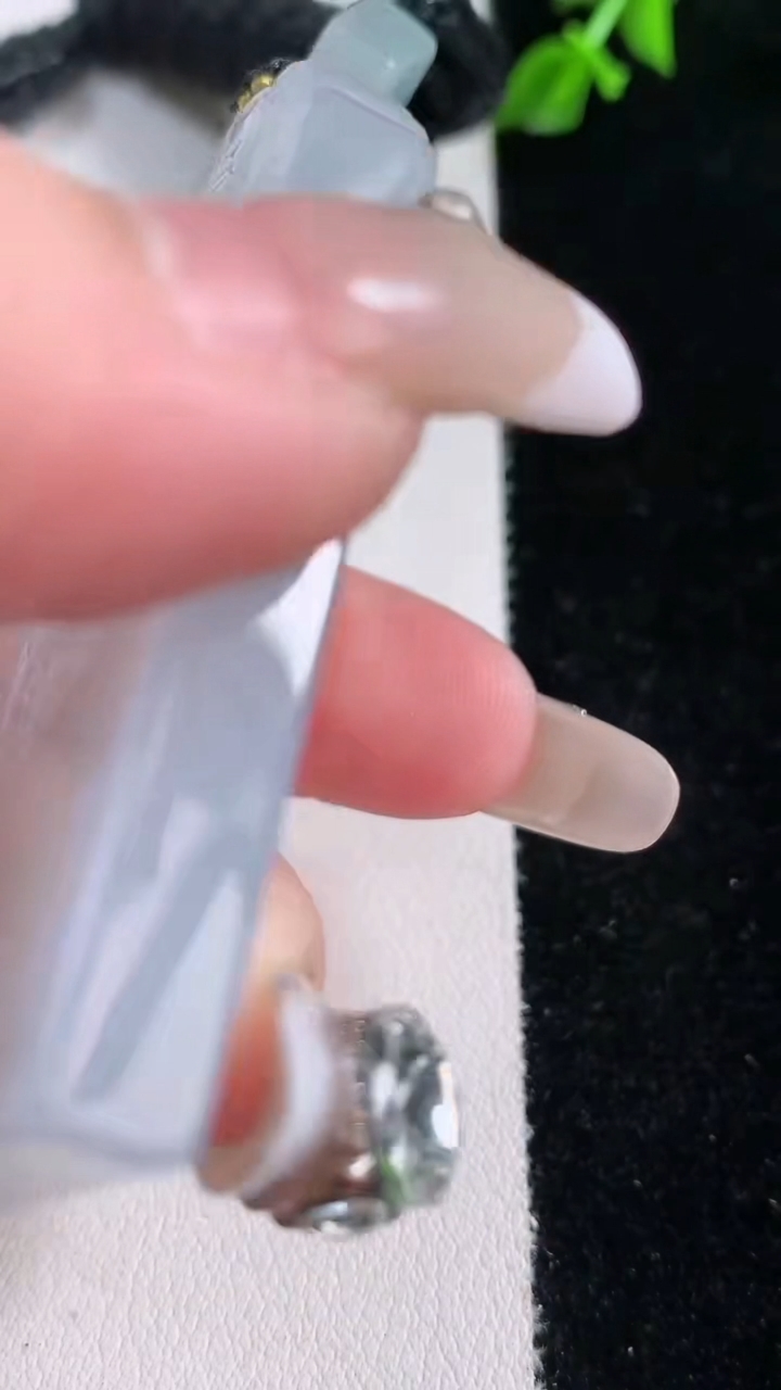 天然A货翡翠种飘花仿古无事牌吊坠，尺寸57.3-36.4-6.2，重量:45.73g
3月7日