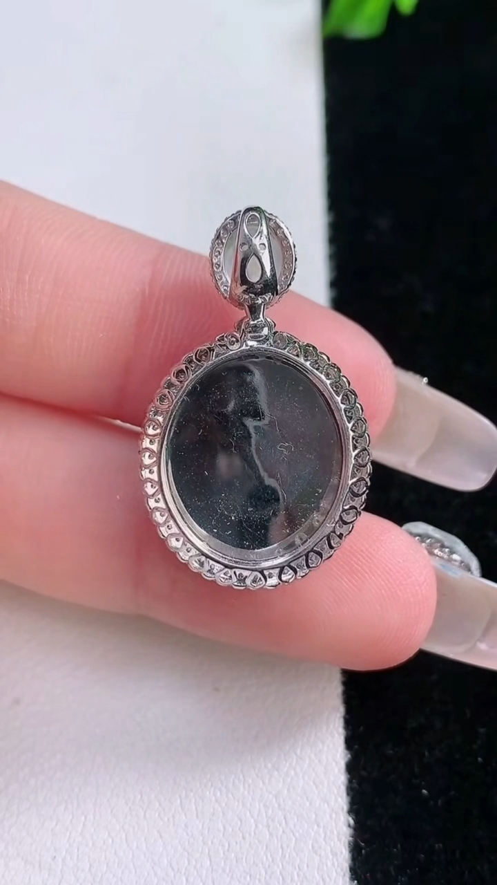 天然A货翡翠蛋面吊坠，尺寸28.8-17.8-8.8，裸石16-14.4重量:4.55g
3月7日