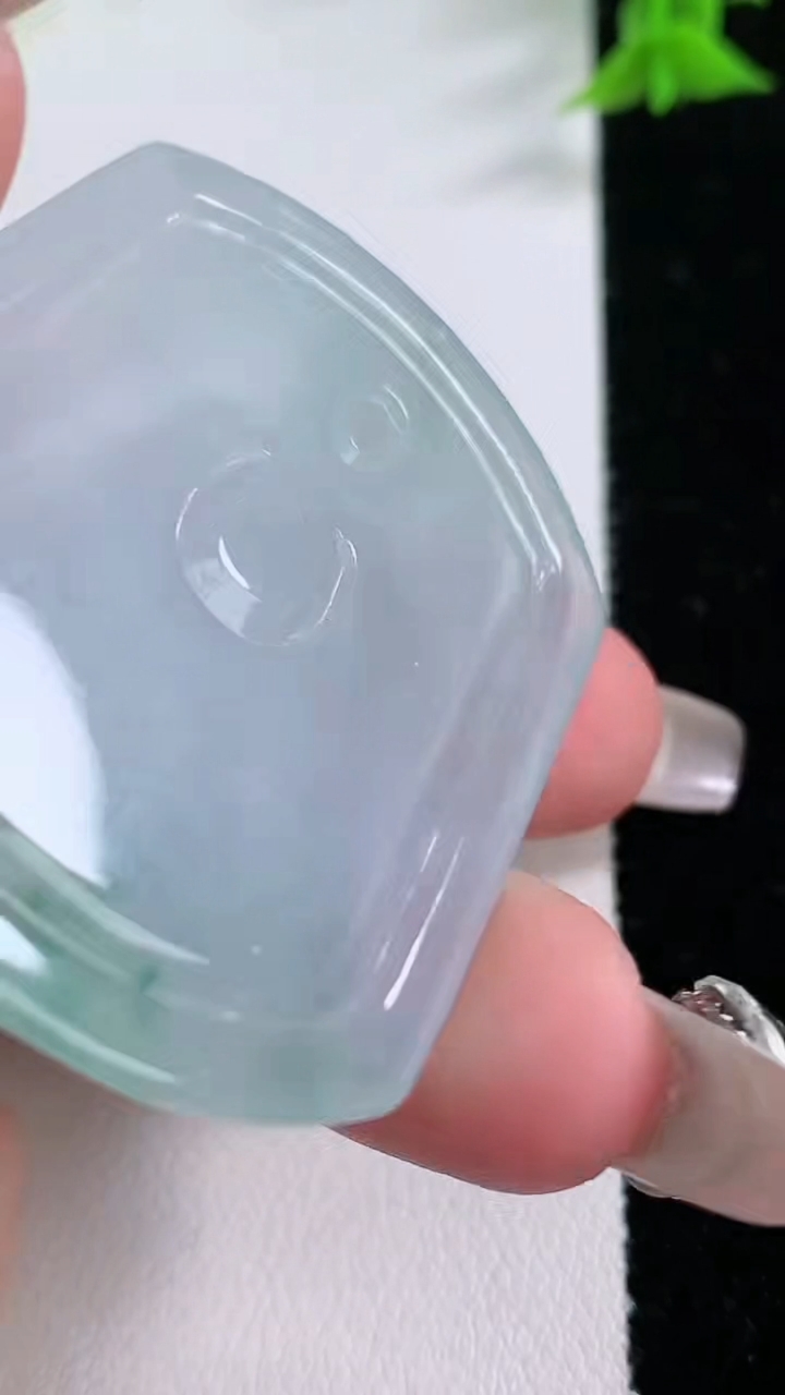 天然A货翡翠冰种飘花观音菩萨吊坠，尺寸48.6-38.6-5，重量:21.94g
3月7日