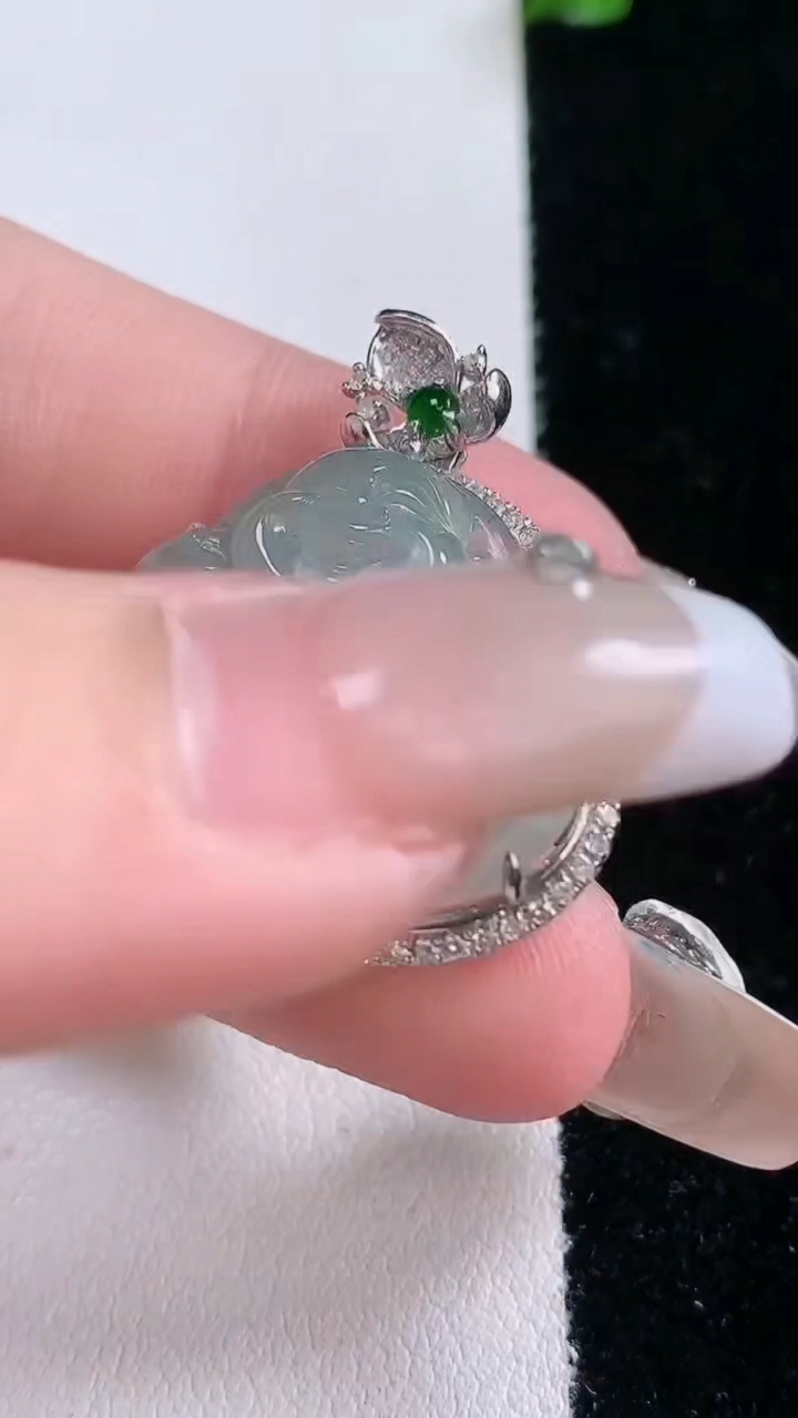 天然A货翡翠佛公吊坠，尺寸30.8-28.6-9，裸石21-26重量:6.61g
3月7日