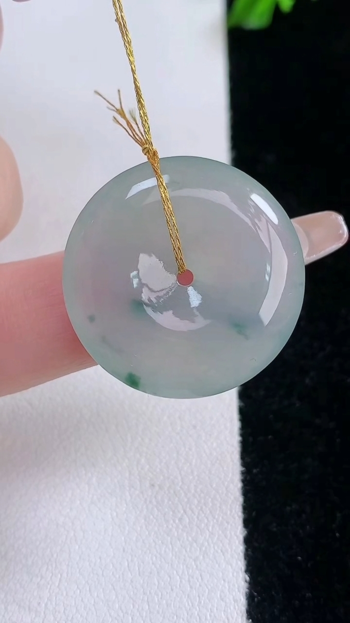 天然A货翡翠冰种飘花平安扣吊坠，尺寸25-4.7，重量:6.55g
3月7日