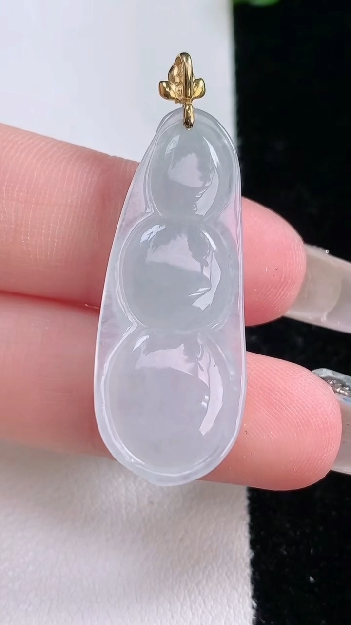 天然A货翡翠福豆吊坠，尺寸33.4-14-5.3，重量:4.38g
3月7日