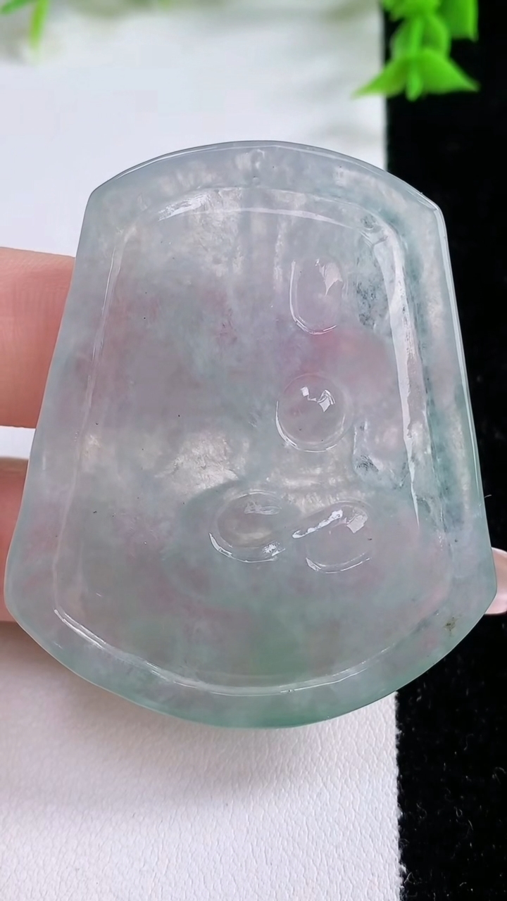 天然A货翡翠不动明王吊坠，尺寸52.2-44.4-4.7，重量:21.44g
3月7日