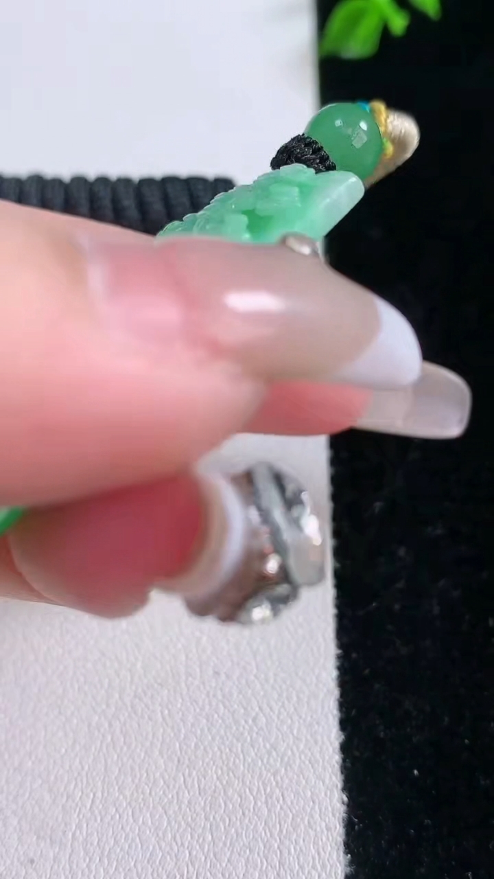 天然A货翡翠山水牌吊坠，尺寸42.7-26-5.3，重量:17.71g
3月7日