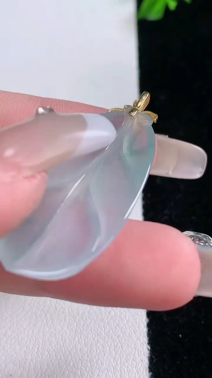 天然A货翡翠种飘花金枝玉叶 叶子吊坠，尺寸32.5-19-4，重量:5.94g
3月7日