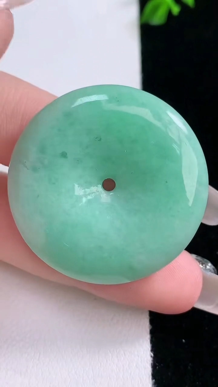 天然A货翡翠平安扣吊坠，尺寸36-5.7，重量:16.47g
3月7日