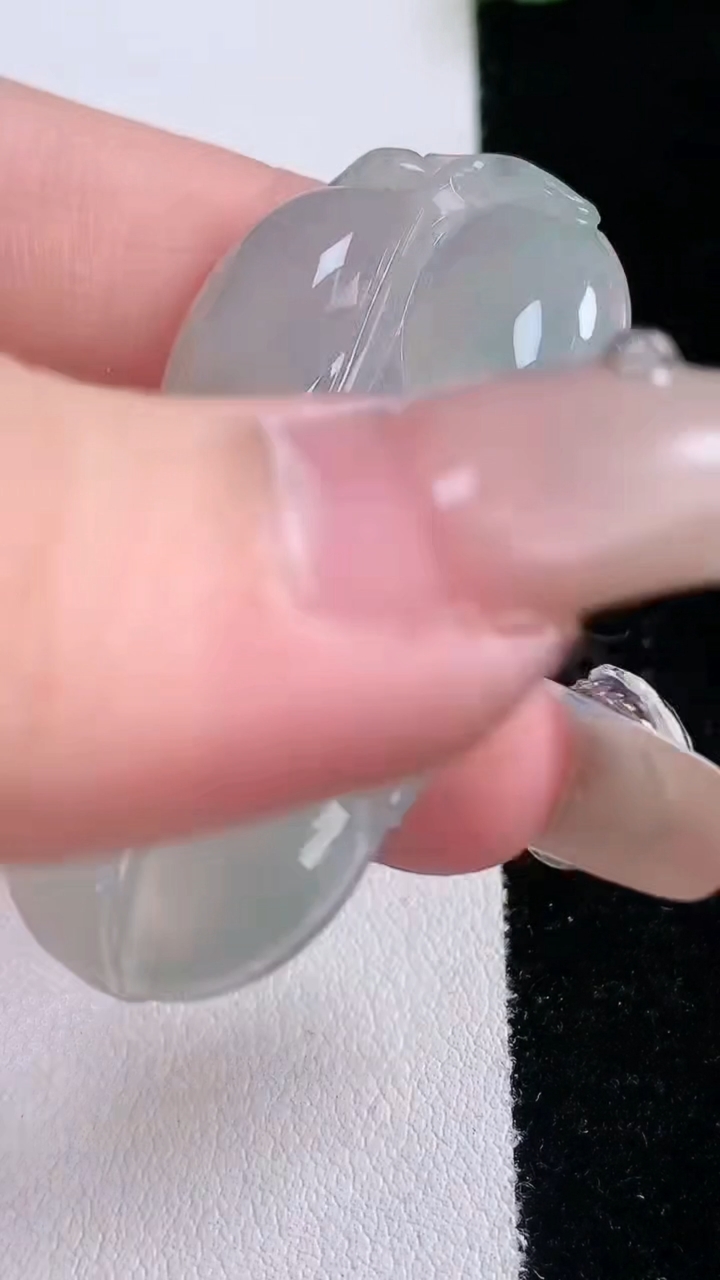 天然A货翡翠冰种飘花金枝玉叶 叶子吊坠，尺寸46-24.7-3.8，重量:9.69g
3月7日