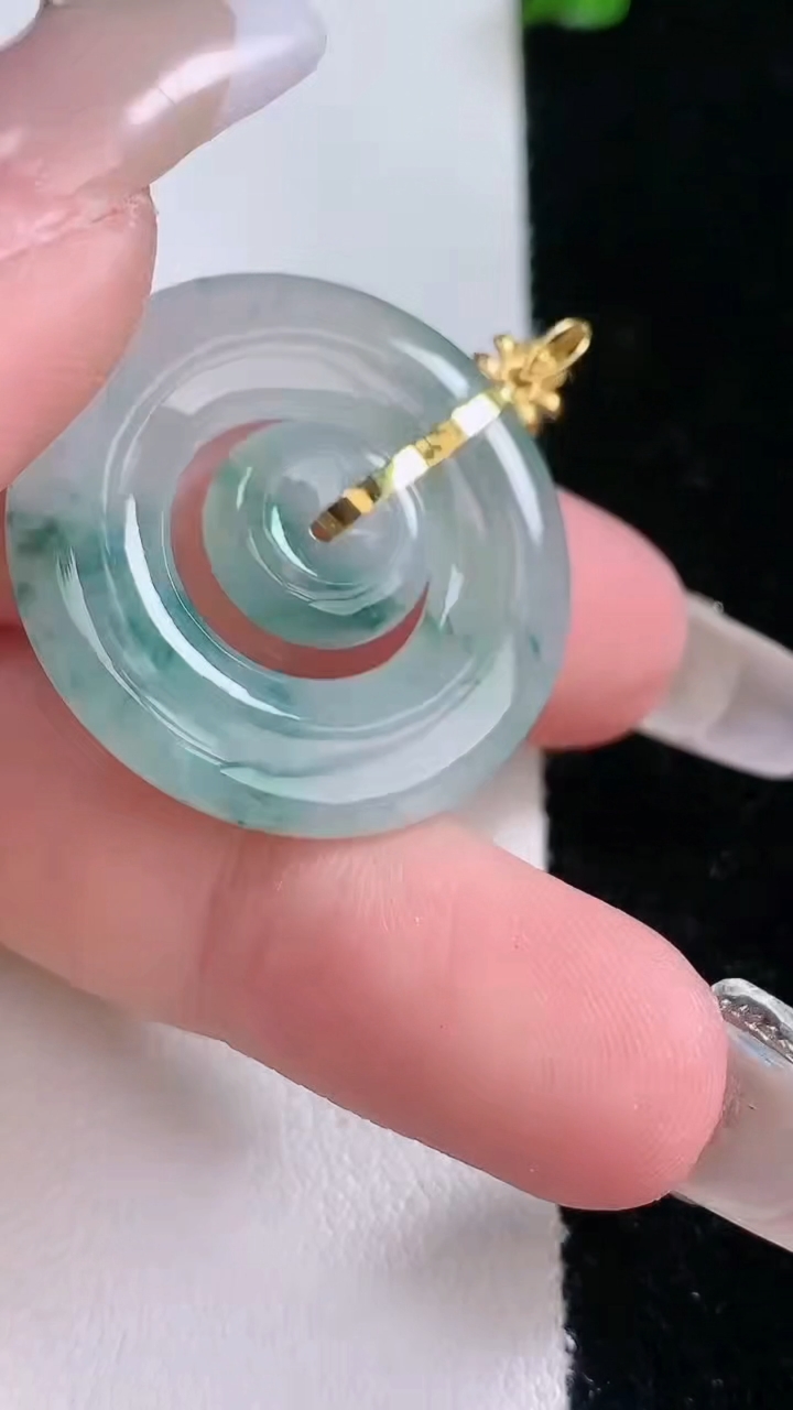 天然A货翡翠种飘花母子平安扣吊坠，尺寸27.5-3.2，重量:5.77g
3月7日