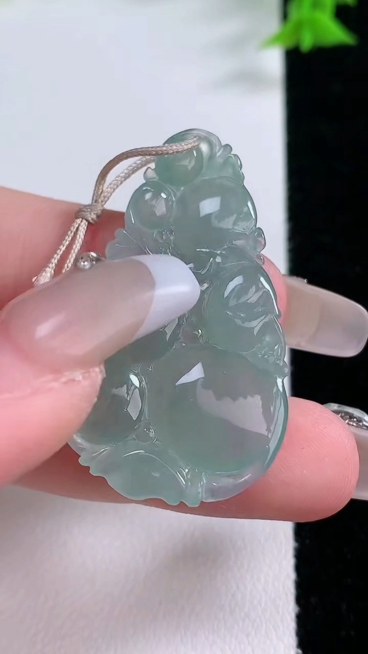 天然A货翡翠生肖猴吊坠，尺寸39.8-22.8-5.2，重量:7.37g
3月7日