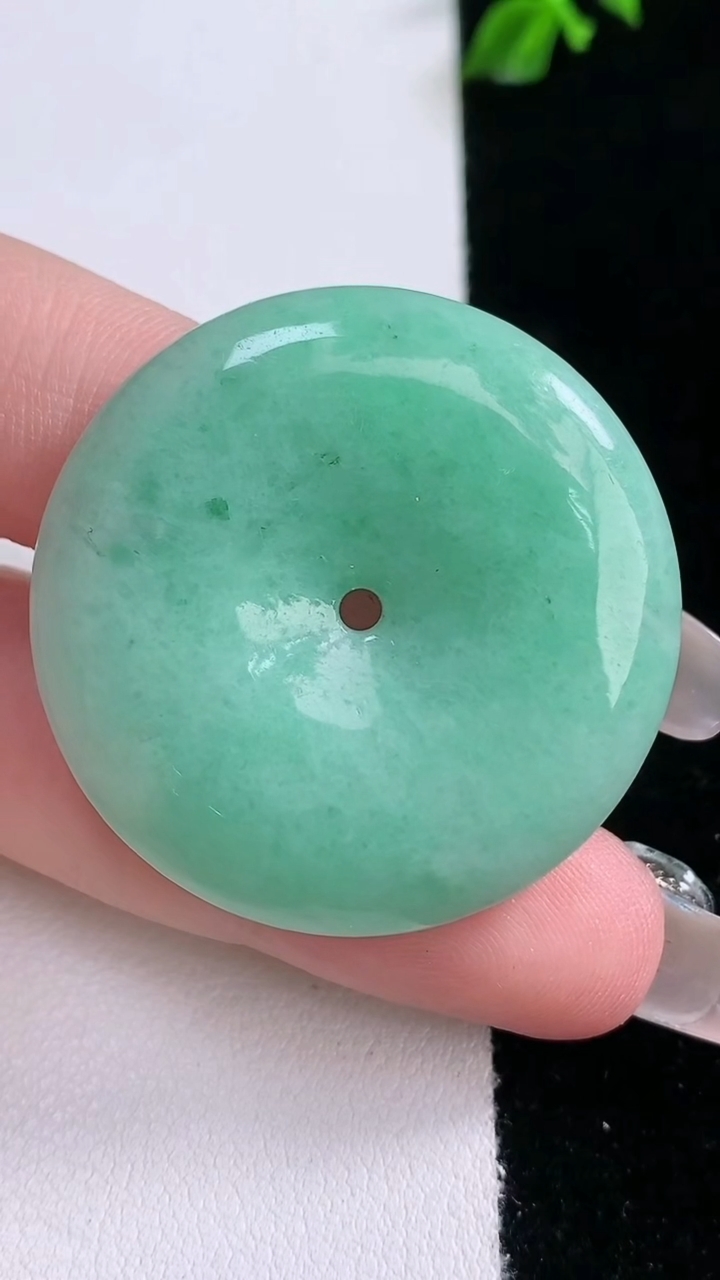 天然A货翡翠平安扣吊坠，尺寸36-5.7，重量:16.47g
3月7日