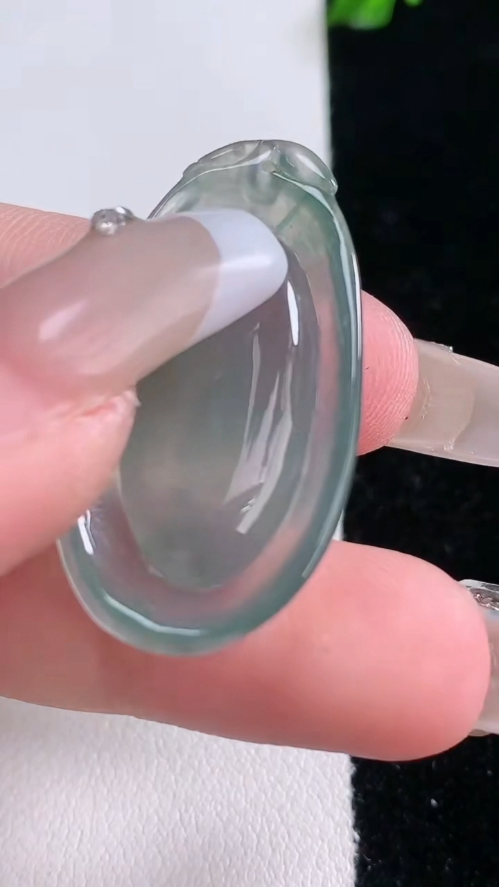 天然A货翡翠飘花福瓜吊坠，尺寸34.3-18.6-5.8，重量:6.21g
3月7日