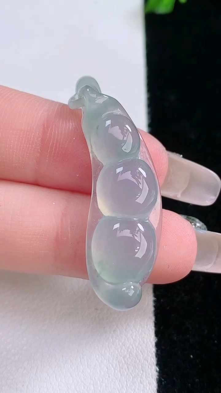 天然A货翡翠冰种飘花福豆吊坠，尺寸37.3-12.3-6，重量:5.56g
3月7日