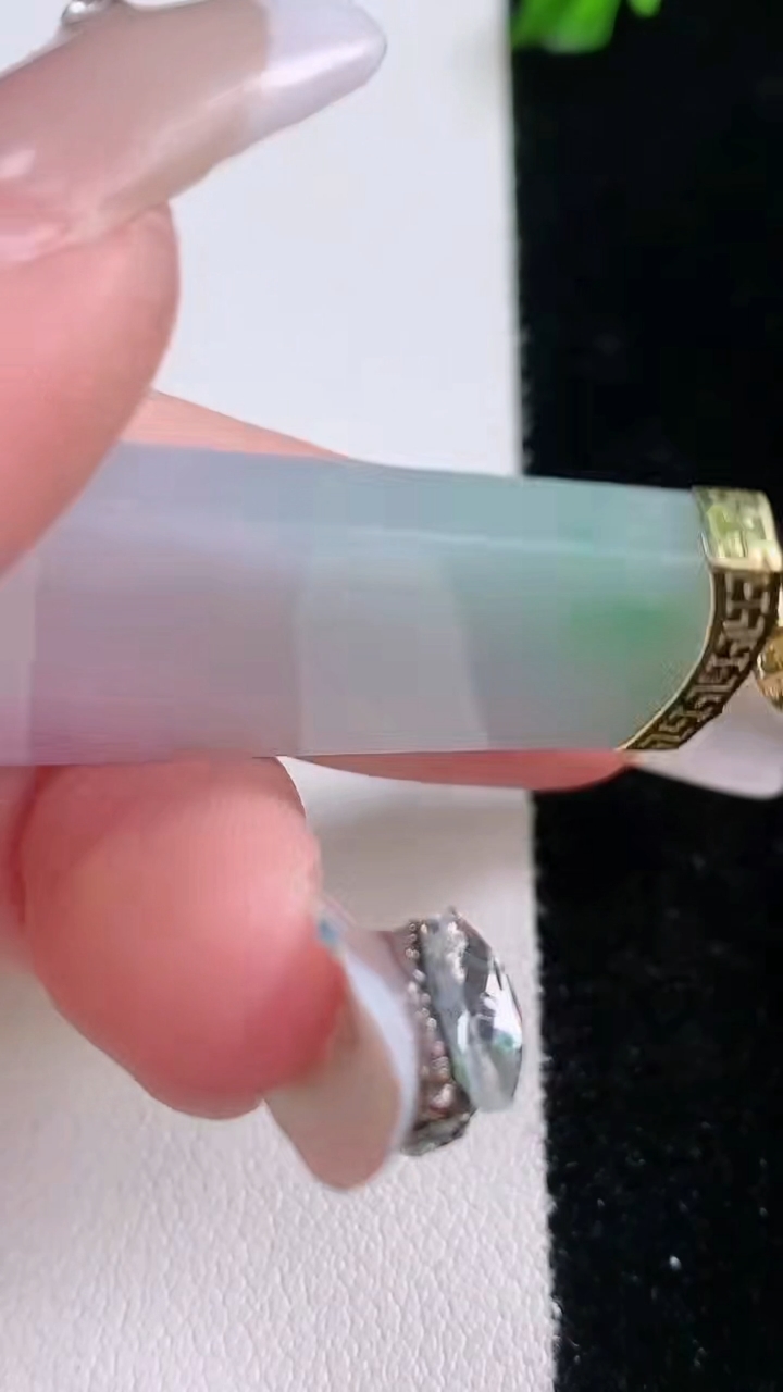 天然A货翡翠无事牌吊坠，尺寸36.3-19.3-3.4，重量:8.40g
3月7日