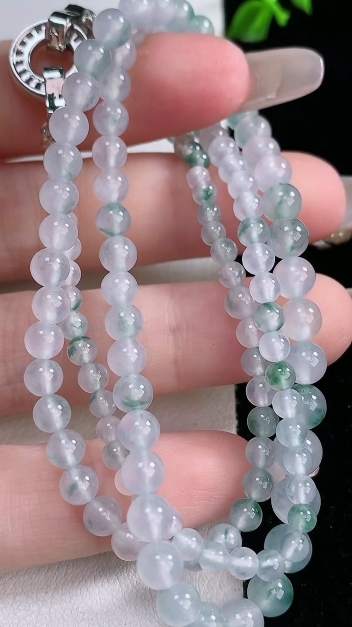 天然A货翡翠种飘花圆珠项链，尺寸4.4-128颗，重量:18.87g3月7日
工厂直销收藏佳品,种好水足，色泽均匀，有种有色，上手高大气！
