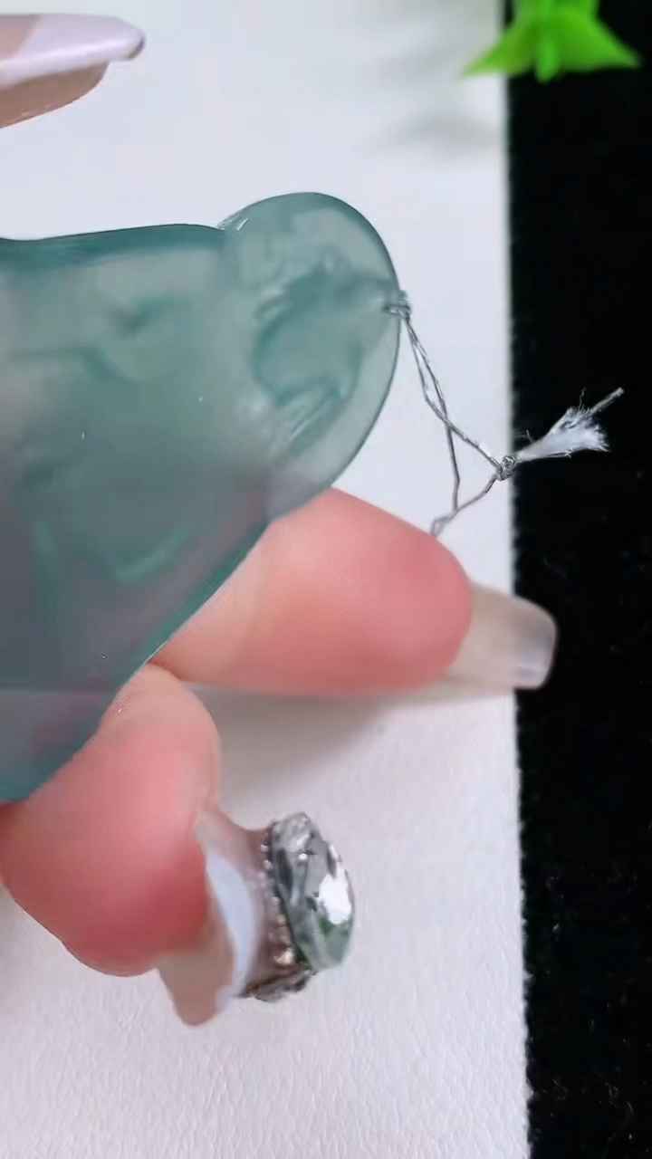 天然A货翡翠蓝水大势至菩萨吊坠，尺寸52-31.8-4，重量:13.37g
3月7日