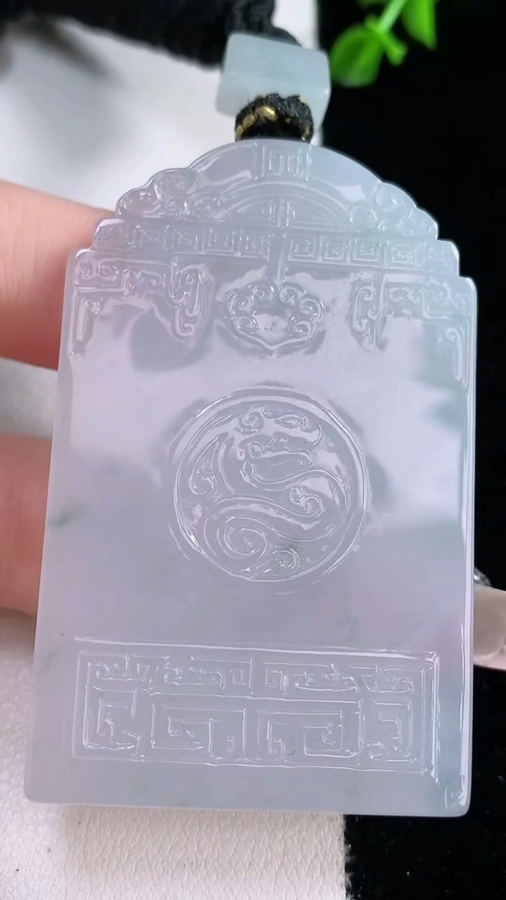 天然A货翡翠种飘花仿古无事牌吊坠，尺寸57.3-36.4-6.2，重量:45.73g
3月7日