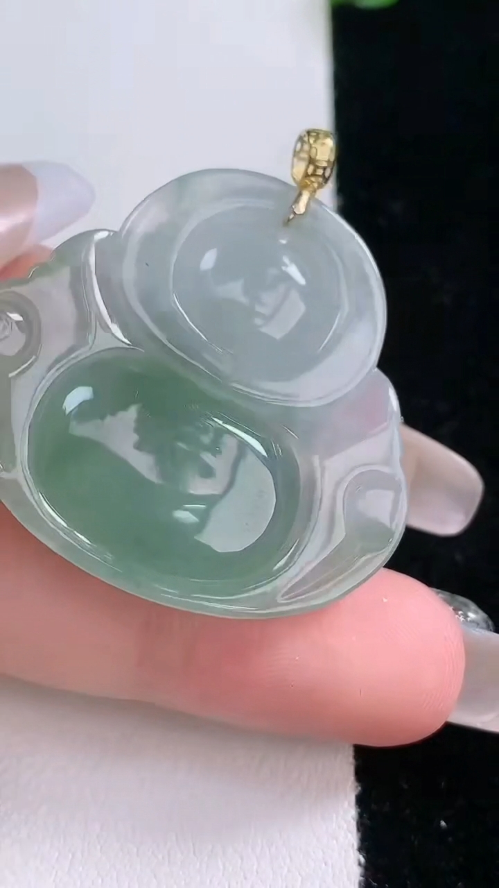 天然A货翡翠佛公吊坠，尺寸32-33.6-6.5，重量:10.46g
3月7日