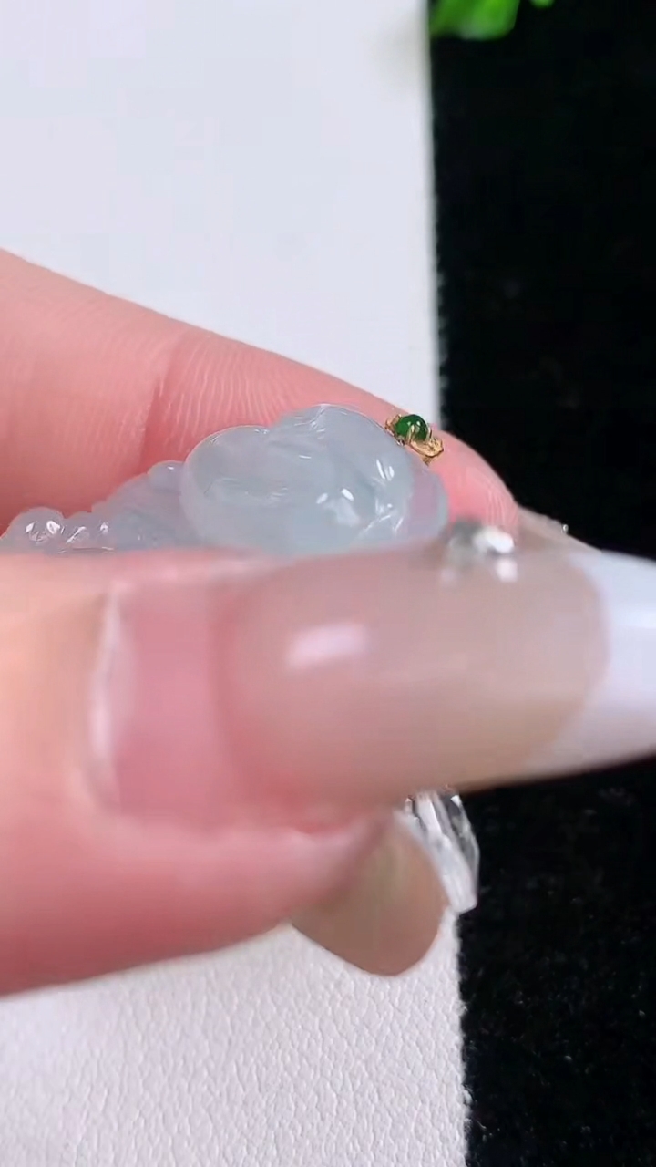 天然A货翡翠种飘花佛公吊坠，尺寸26-29.8-6，重量:6.67g
3月7日