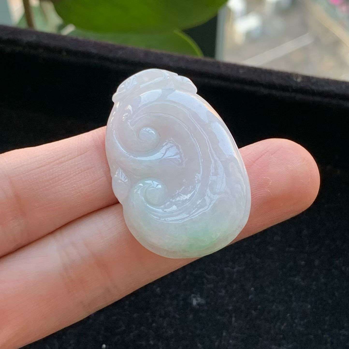 A货天然翡翠冰糯种春彩如意吊坠重量10.40
3月7日