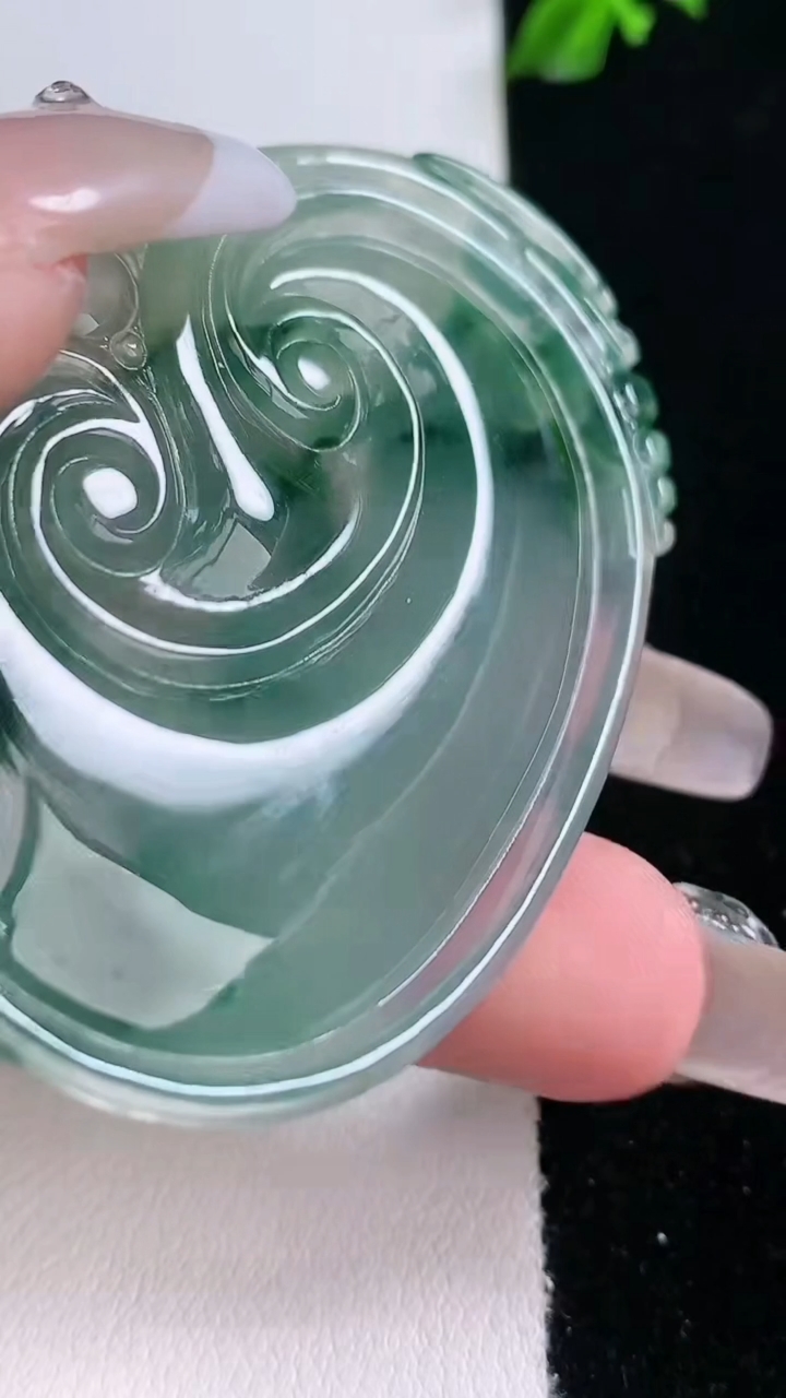 天然A货翡翠飘花如意吊坠，尺寸57.4-37.5-5.6，重量:21.80g
3月7日