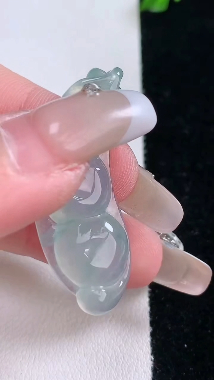 天然A货翡翠冰种飘花福豆吊坠，尺寸49.8-13.8-5.7，重量:6.68g
3月7日