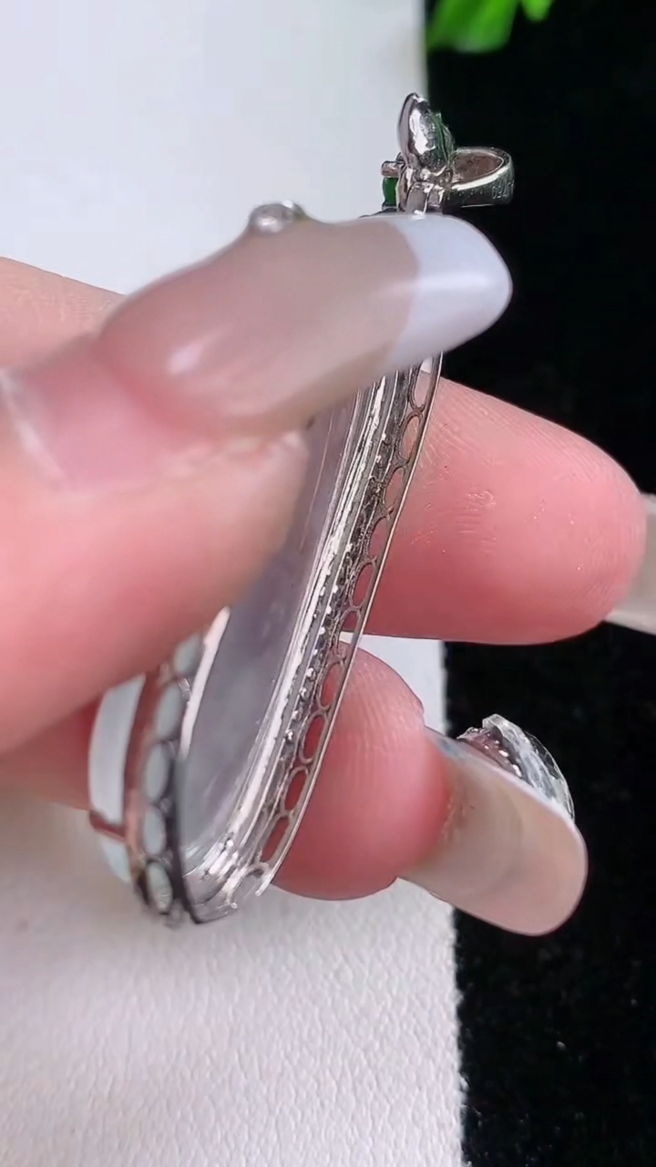 天然A货翡翠种白冰福瓜吊坠，尺寸45.6-14.3-8，裸石32.4-11.2重量:6.47g
3月7日