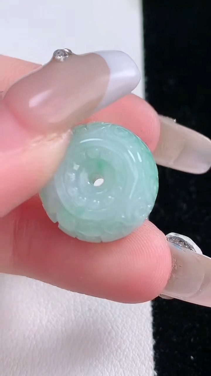 天然A货翡翠雕花路路通吊坠，尺寸17.2-11.4，重量:7.00g
3月7日