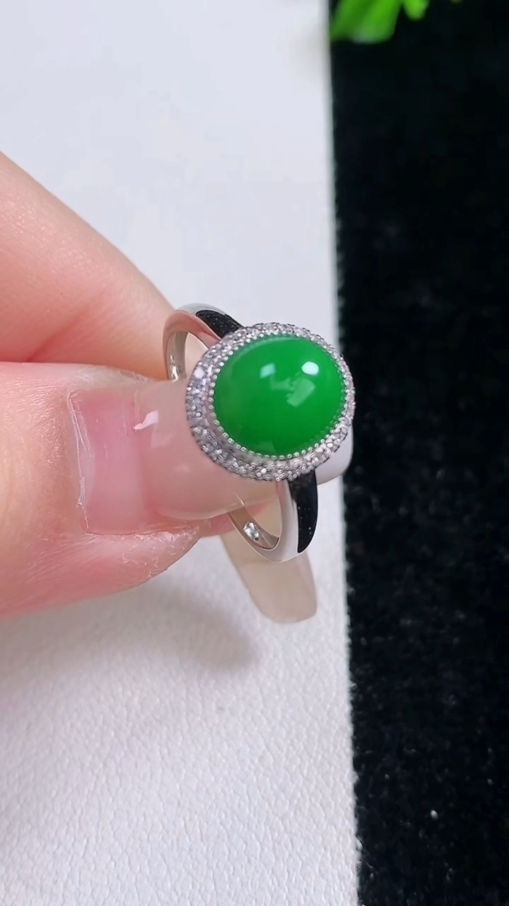 天然A货翡翠蛋面戒指，尺寸17-8.7-7.4-6，重量:2.13g2026年3月7日
工厂直销收藏佳品,种好水足，色泽均匀，有种有色，上手高大气！