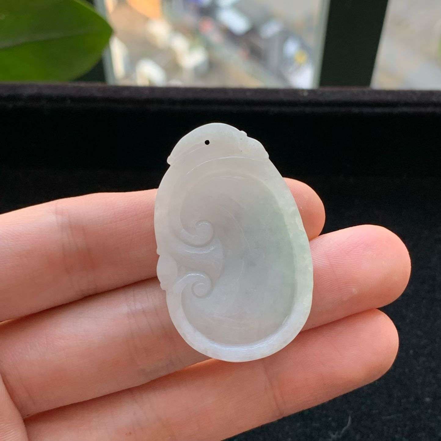 A货天然翡翠冰糯种飘绿如意吊坠重量11.70
3月7日