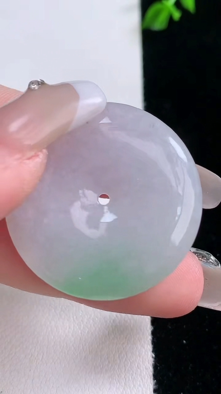 天然A货翡翠平安扣吊坠，，尺寸32-5.4，重量:12.98g
3月7日