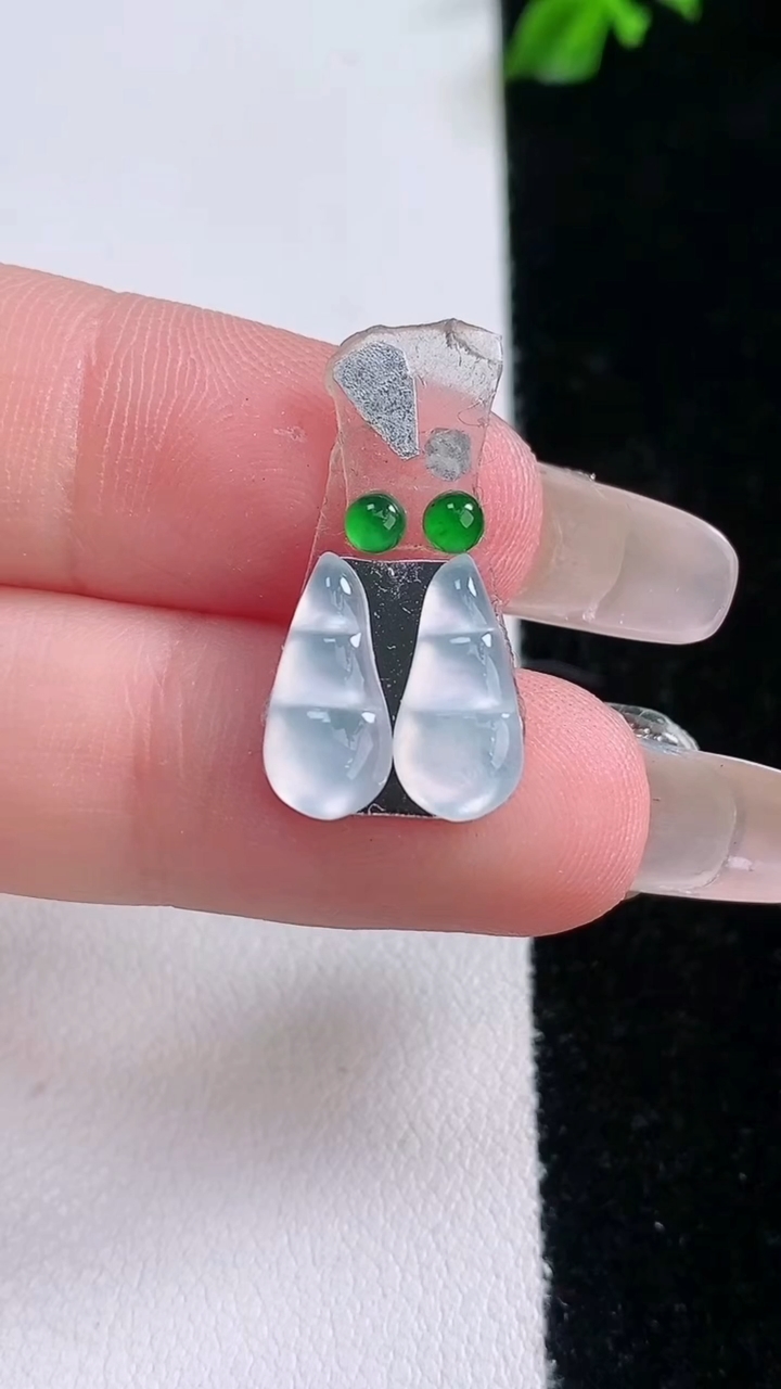 天然A货翡翠福豆镶嵌件一对，尺寸12.2-5.3，重量:0.82g
3月7日