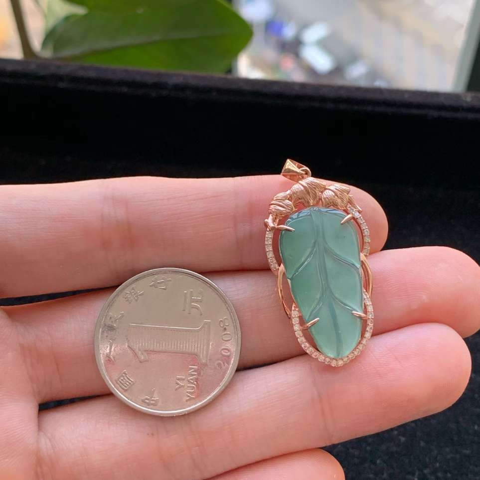 A货天然翡翠冰糯种925银满绿叶子吊坠重量2.84
3月7日