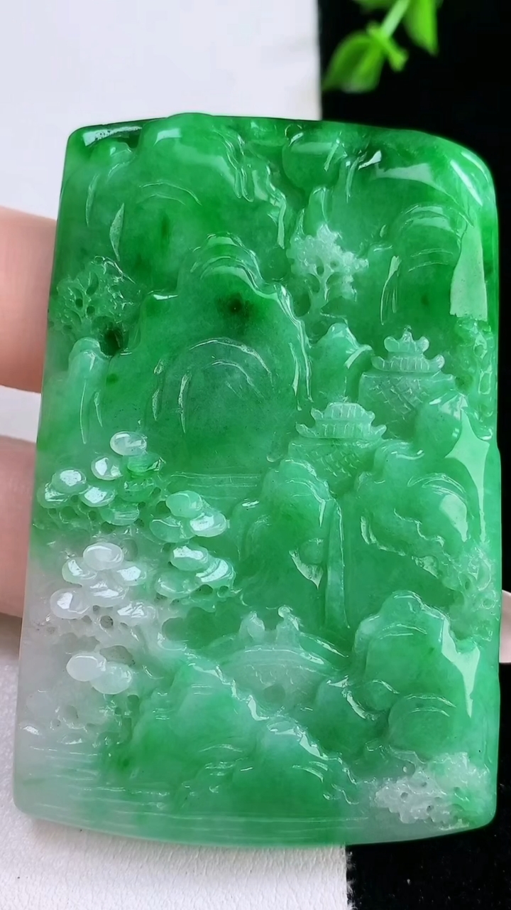 天然A货翡翠山水牌吊坠，尺寸63-40.2-3.4，重量:28.64g
3月7日