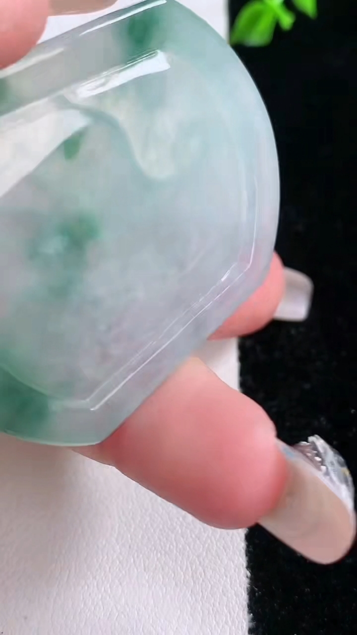 天然A货翡翠飘花生肖羊吊坠，尺寸47-37.7-5，重量:18.98g
3月7日