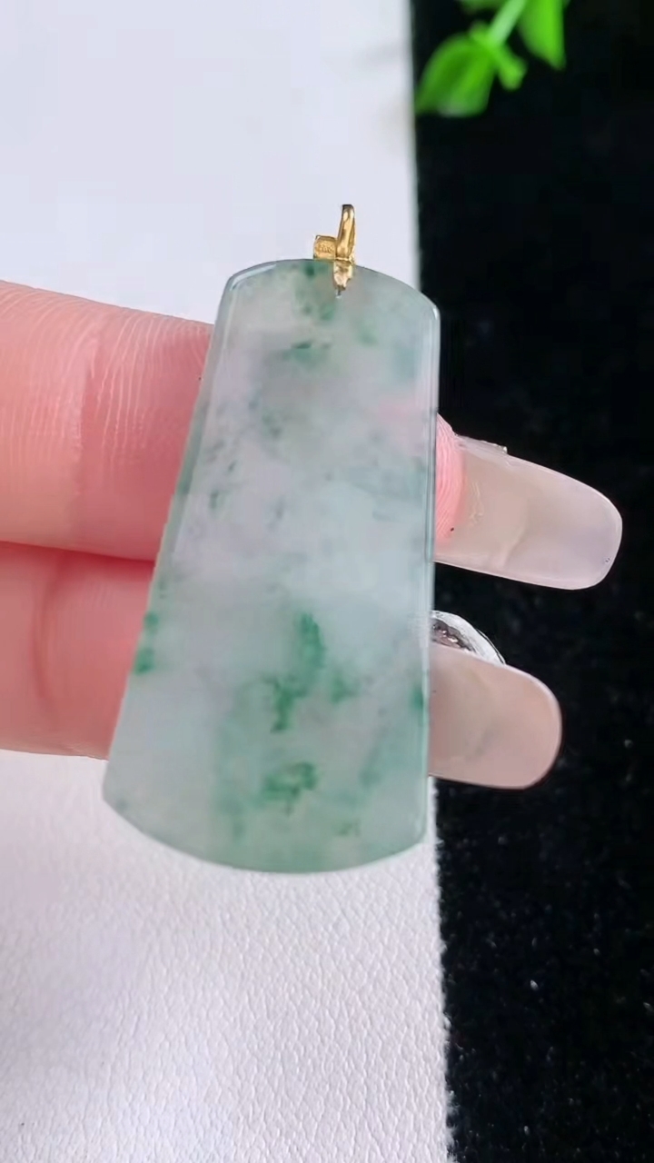 天然A货翡翠18K金飘花无事牌吊坠，尺寸34.4-16.9-2.8，重量:5.70g
3月7日