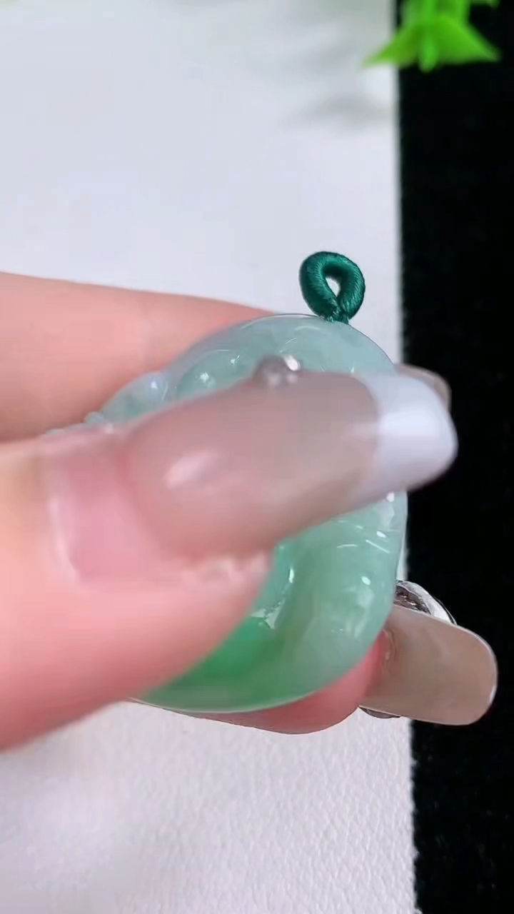 天然A货翡翠佛公吊坠，尺寸33.8-36-5.5，重量:11.43g
3月7日