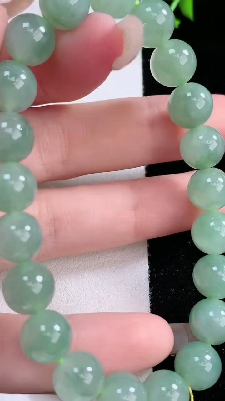 天然A货翡翠圆珠手串，尺寸8.9-21颗，重量:27.16g3月7日
工厂直销收藏佳品,种好水足，色