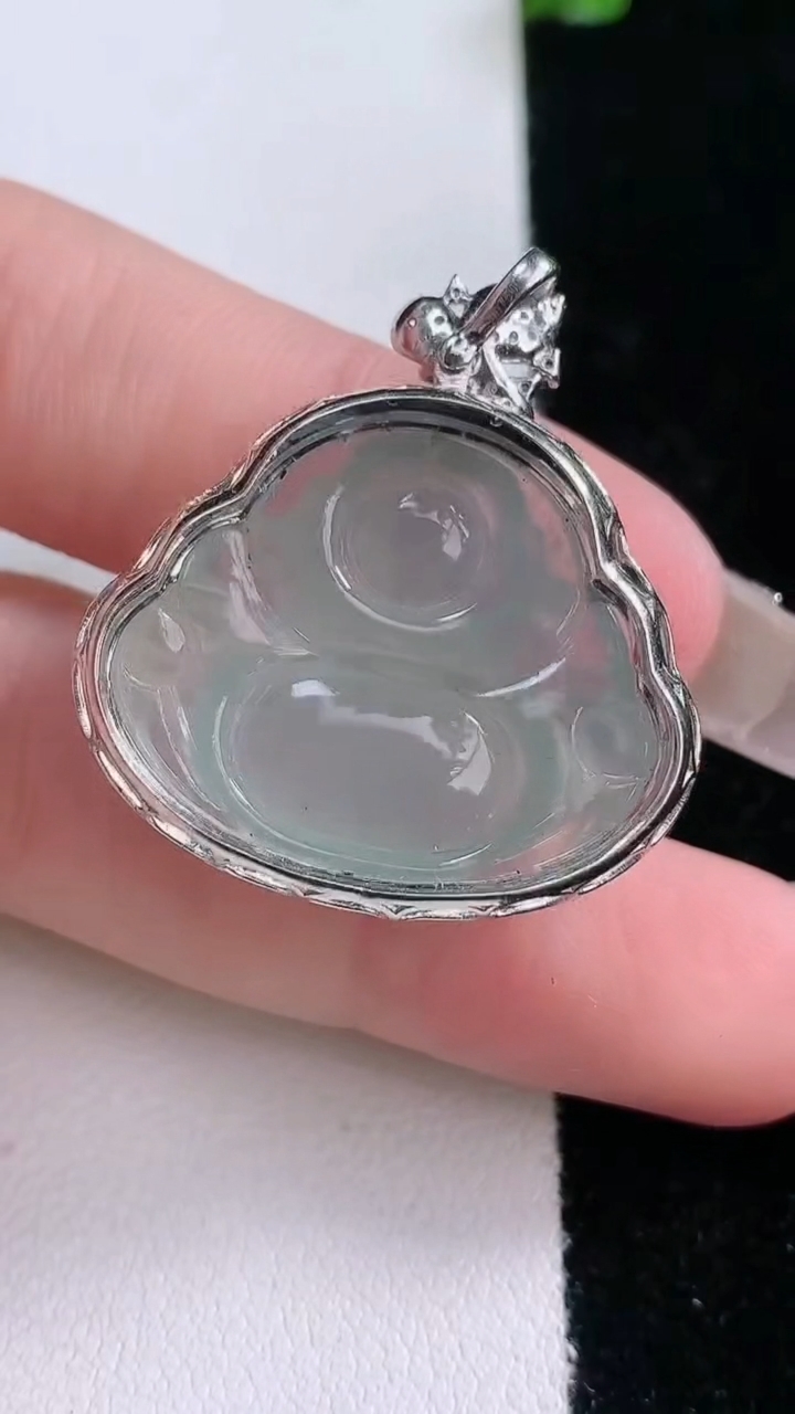 天然A货翡翠佛公吊坠，尺寸30.8-28.6-9，裸石21-26重量:6.61g
3月7日