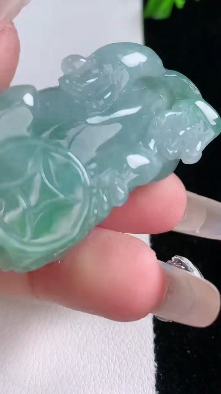 天然A货翡翠霸王貔貅吊坠，尺寸42-22-13.5，重量:30.33g
3月7日