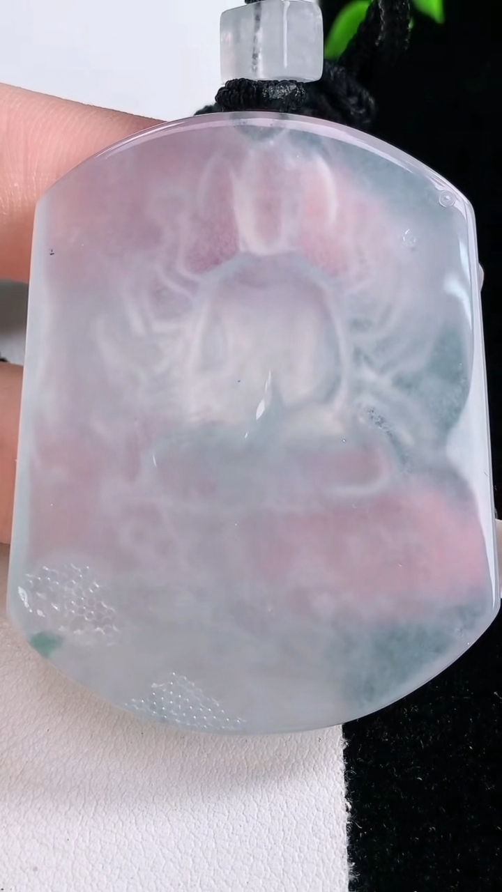 天然A货翡翠种飘花千手观音吊坠，尺寸52-41.4-5.2，重量:31.31g
3月7日